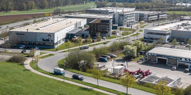 Gefragte Gewerbegebiete im Tübinger Osten: Au Ost und Neckaraue. Vom kleinen Handwerksbetrieb bis zum weltweit gefragten Großunternehmen haben sich hier zahlreiche Firmen angesiedelt. Und auch in Zukunft stehen noch zahlreiche Veränderungen bevor. Mit dem Stadtbahnanschluss beispielsweise werden die vielen Arbeitnehmerinnen und Arbeitnehmer zukünftig einen umweltfreundlichen Weg zur Arbeit haben. Bilder: Ulrich Metz (1), Uhland2
