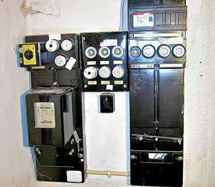 Sichtbar veraltete Elektroinstallationen erfüllen weder die Sicherheitsanforderungen noch den Leistungsbedarf im modernen Haushalt. FOTO: DJD/ELEKTRO+ Sichtbar veraltete Elektroinstallationen erfüllen weder die Sicherheitsanforderungen noch den Leistungsbedarf im modernen Haushalt. FOTO: DJD/ELEKTRO+