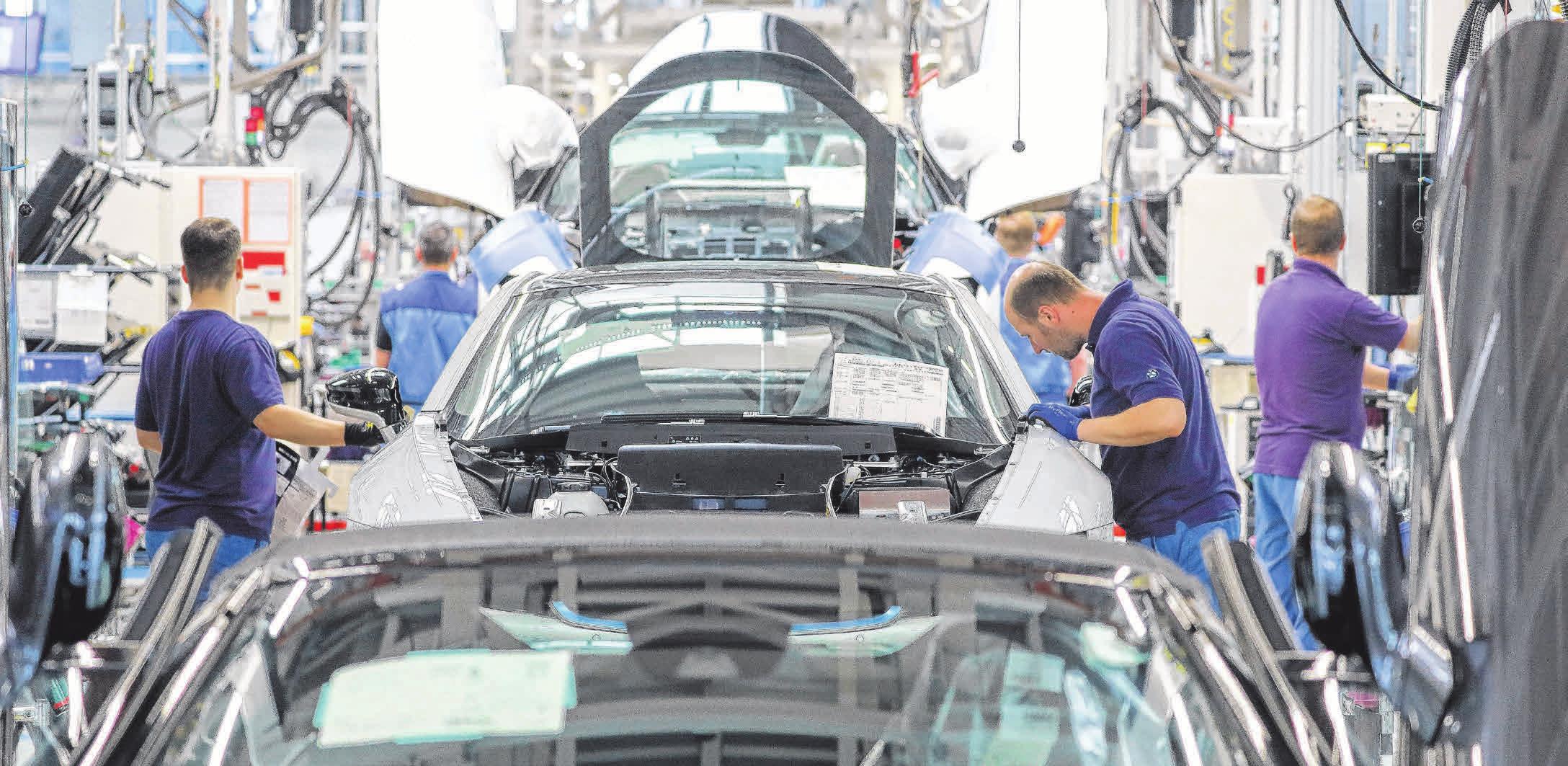 Die deutschen Hersteller investieren viel in die E-Mobilität, hier beispielsweise bei der Produktion des BMW i8. Foto: Jan Woitas Die deutschen Hersteller investieren viel in die E-Mobilität, hier beispielsweise bei der Produktion des BMW i8. Foto: Jan Woitas