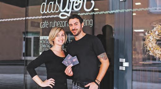 Der Steyrer Wirtsleut-Gutschein war 2020 eine beliebte Geschenkidee: Das freut teilnehmende Steyrer Gastronomen wie Katrin Wieser und Ruben Silva von „Das Ufer“ ebenso wie die Beschenkten. Foto: Kati Fine Art Photography Der Steyrer Wirtsleut-Gutschein war 2020 eine beliebte Geschenkidee: Das freut teilnehmende Steyrer Gastronomen wie Katrin Wieser und Ruben Silva von „Das Ufer“ ebenso wie die Beschenkten. Foto: Kati Fine Art Photography