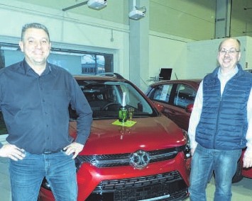 ...gibt’s Sekt bei Carsten Breucker und Michael Bergmann ...gibt’s Sekt bei Carsten Breucker und Michael Bergmann