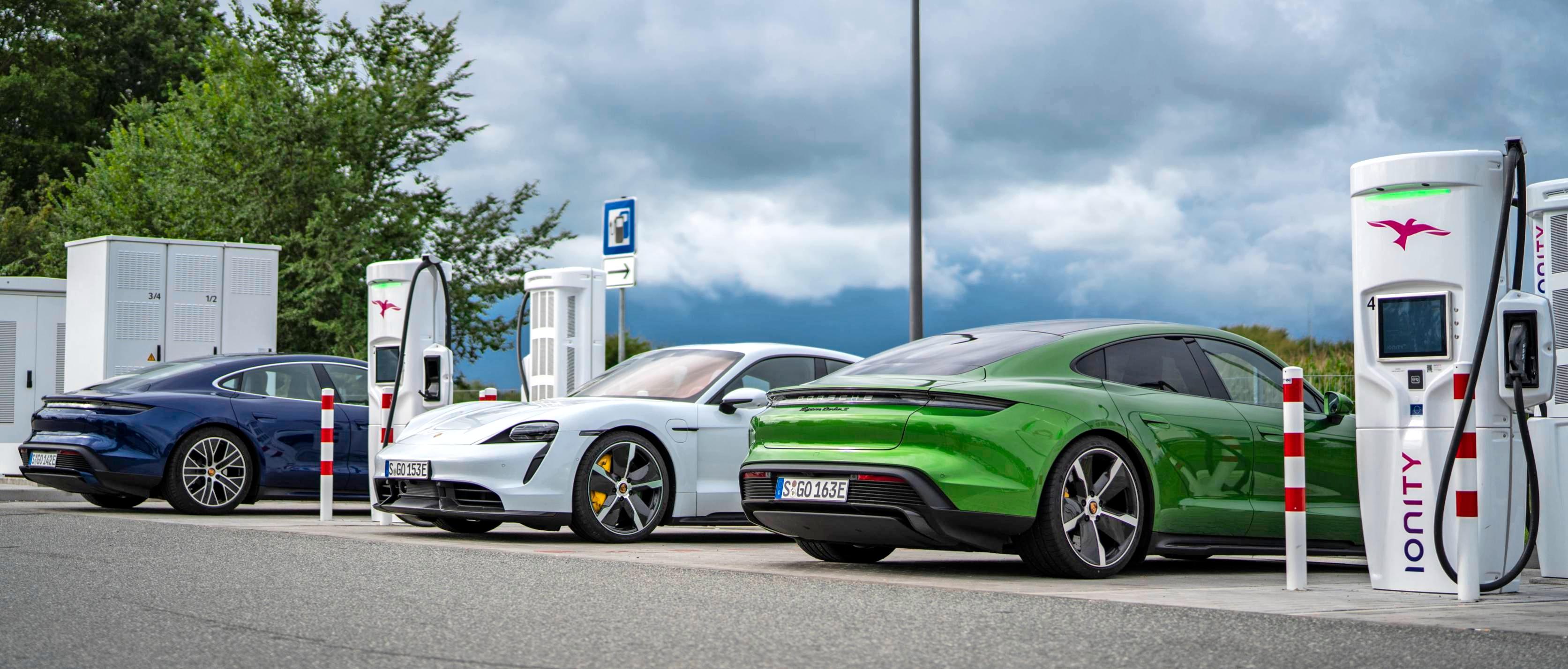 Tank & Rast und Ionity errichten in Deutschland an rund 80 Tank- und Rastanlagen Ultraschnellladestationen. Sie ermöglichen wie im Fall des Porsche Taycan deutlich verkürzte Ladezeiten. Foto: Ionity Tank & Rast und Ionity errichten in Deutschland an rund 80 Tank- und Rastanlagen Ultraschnellladestationen. Sie ermöglichen wie im Fall des Porsche Taycan deutlich verkürzte Ladezeiten. Foto: Ionity