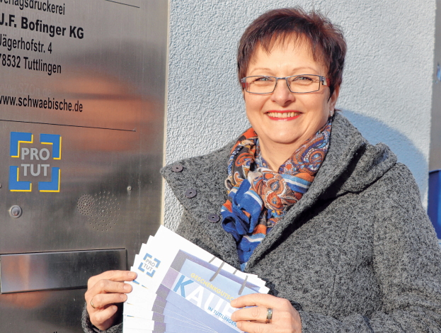 TUTTLINGEN - Auch der Gewerbe- und Handelsverein PROTUT hat sich auf die Corona-Krise eingestellt: Die PROTUT-Geschenkgutscheine sind auch weiterhin erhältlich – per Post. In rund 60 Geschäften und bei Gastronomiebetrieben und Dienstleistern in Tuttlingen können die Geschenkgutscheine eingelöst werden – derzeit natürlich in deren Online-Handel oder nach der Wiedereröffnung. Die PROTUT-Geschenkgutscheine können telefonisch oder per Mal in der Geschäftsstelle von PROTUT, Jägerhofstraße 4, bestellt werden - ab einem Wert von 10 Euro. Tipp des PROTUT-Vorstands: „Splitten Sie am besten den Betrag auf mehrere Gutscheine auf, dann kann der/ die Beschenkte sie auch in verschiedenen Geschäften einlösen“, rät Ursula Schilling von der PROTUT-Geschäftsstelle (Foto). Die Liste der Betriebe gibt es zu jedem Gutschein mit dazu. Infos unter Tel. 07461/ 9114411 oder www,protut.de – hier gibt es auch Informationen über den Lieferservice der PROTUT-Mitgliedsbetriebe. FOTO: FIL TUTTLINGEN - Auch der Gewerbe- und Handelsverein PROTUT hat sich auf die Corona-Krise eingestellt: Die PROTUT-Geschenkgutscheine sind auch weiterhin erhältlich – per Post. In rund 60 Geschäften und bei Gastronomiebetrieben und Dienstleistern in Tuttlingen können die Geschenkgutscheine eingelöst werden – derzeit natürlich in deren Online-Handel oder nach der Wiedereröffnung. Die PROTUT-Geschenkgutscheine können telefonisch oder per Mal in der Geschäftsstelle von PROTUT, Jägerhofstraße 4, bestellt werden - ab einem Wert von 10 Euro. Tipp des PROTUT-Vorstands: „Splitten Sie am besten den Betrag auf mehrere Gutscheine auf, dann kann der/ die Beschenkte sie auch in verschiedenen Geschäften einlösen“, rät Ursula Schilling von der PROTUT-Geschäftsstelle (Foto). Die Liste der Betriebe gibt es zu jedem Gutschein mit dazu. Infos unter Tel. 07461/ 9114411 oder www,protut.de – hier gibt es auch Informationen über den Lieferservice der PROTUT-Mitgliedsbetriebe. FOTO: FIL