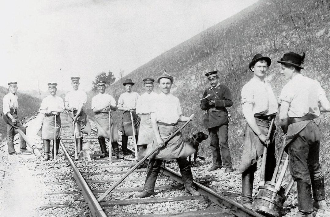 Die Eisenbahn bot vielen Bodelshausenern willkommene Arbeitsplätze in Ortsnähe. Auf dem Foto, das etwa 1905 entstanden sein dürfte, sind angeblich zu sehen (von links nach rechts): Jakob Nill (Stichwirtsjakob), Christof Steinhilber, Gotthilf Wagner, Bernhard Priester, unbekannt, Bernhard Speidel (Buale), Dionysius Nill (Schütze-Niese), Michael Ott, Michael Öhrler (Öl-Michele), unbekannt. Bild: Gemeindearchiv Bodelshausen, Fotosammlung Nr. 636.