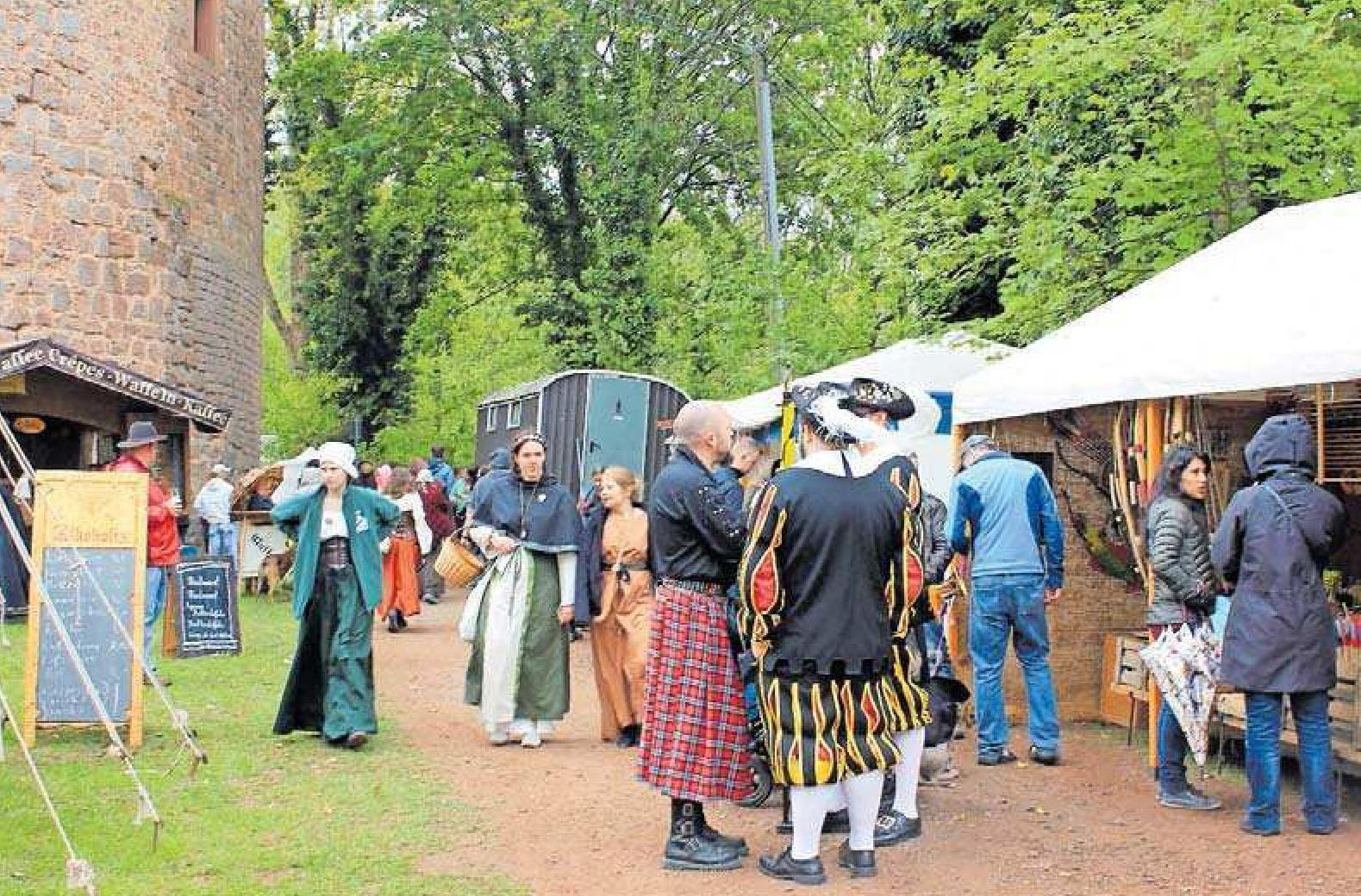 Eintauchen ins Mittelalter: Die Burgerlebnistage in Landstuhl bieten viel Interessantes und Unterhaltsames für die Besucher jeden Alters. FOTO: MONIKA KLEIN Eintauchen ins Mittelalter: Die Burgerlebnistage in Landstuhl bieten viel Interessantes und Unterhaltsames für die Besucher jeden Alters. FOTO: MONIKA KLEIN