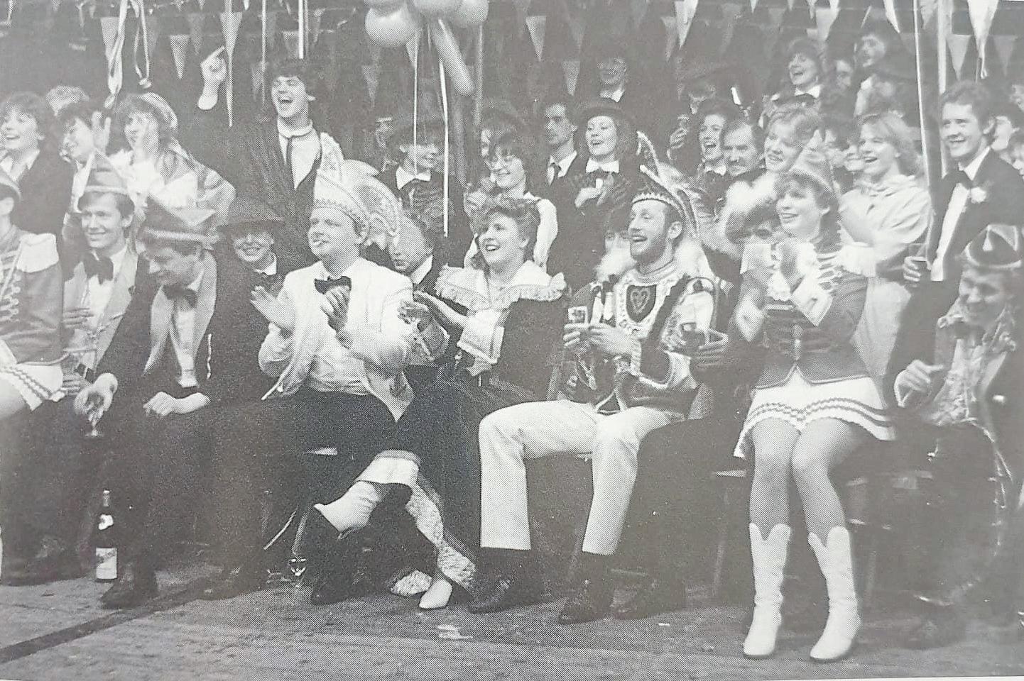 1985 nahmen Prinz und Präsident für den besseren Überblick kurzerhand im Publikum Platz. 1985 nahmen Prinz und Präsident für den besseren Überblick kurzerhand im Publikum Platz.