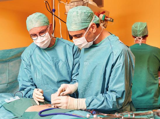 Prof. Dr. Henning Niebuhr und Dr. Halil Dag bei der Operation eine Nabelhernie
