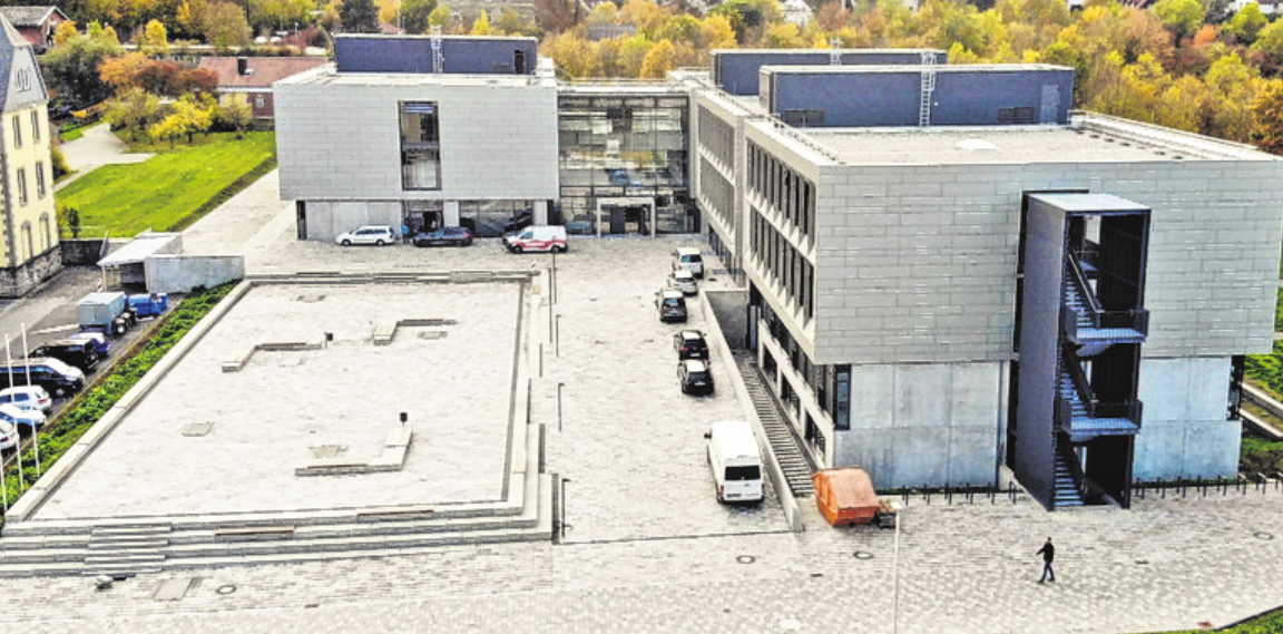 Transparenz und moderne Technik zeichnen die Architektur von Gunther Benkert aus. Panoramafenster lassen viel Tageslicht in die Unterrichtsräume. FOTO: DIETER BÜTTNER Transparenz und moderne Technik zeichnen die Architektur von Gunther Benkert aus. Panoramafenster lassen viel Tageslicht in die Unterrichtsräume. FOTO: DIETER BÜTTNER