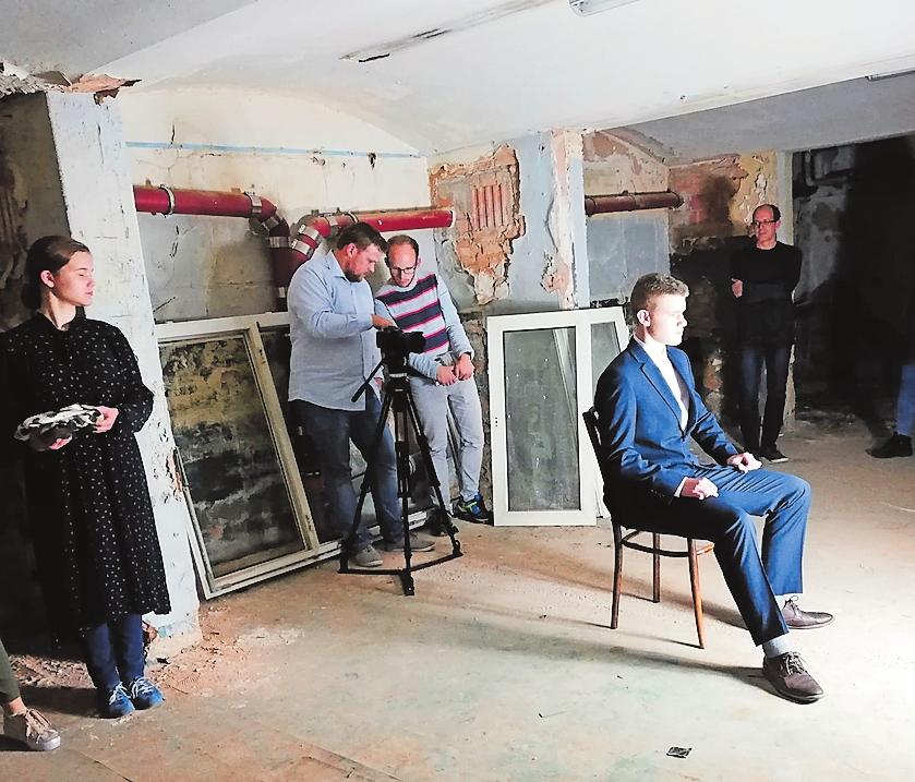 Zu den kreativen Köpfen der Pirmasener Kulturschaffenden-Szene zählt der Filmemacher Andreas Groß (Bildmitte, hinter der Kamera). Das Foto zeigt ihn bei Dreharbeiten zu einem Filmprojekt, bei dem Schüler aus der Stadt beteiligt waren. FOTO: GROSS/FREI Zu den kreativen Köpfen der Pirmasener Kulturschaffenden-Szene zählt der Filmemacher Andreas Groß (Bildmitte, hinter der Kamera). Das Foto zeigt ihn bei Dreharbeiten zu einem Filmprojekt, bei dem Schüler aus der Stadt beteiligt waren. FOTO: GROSS/FREI