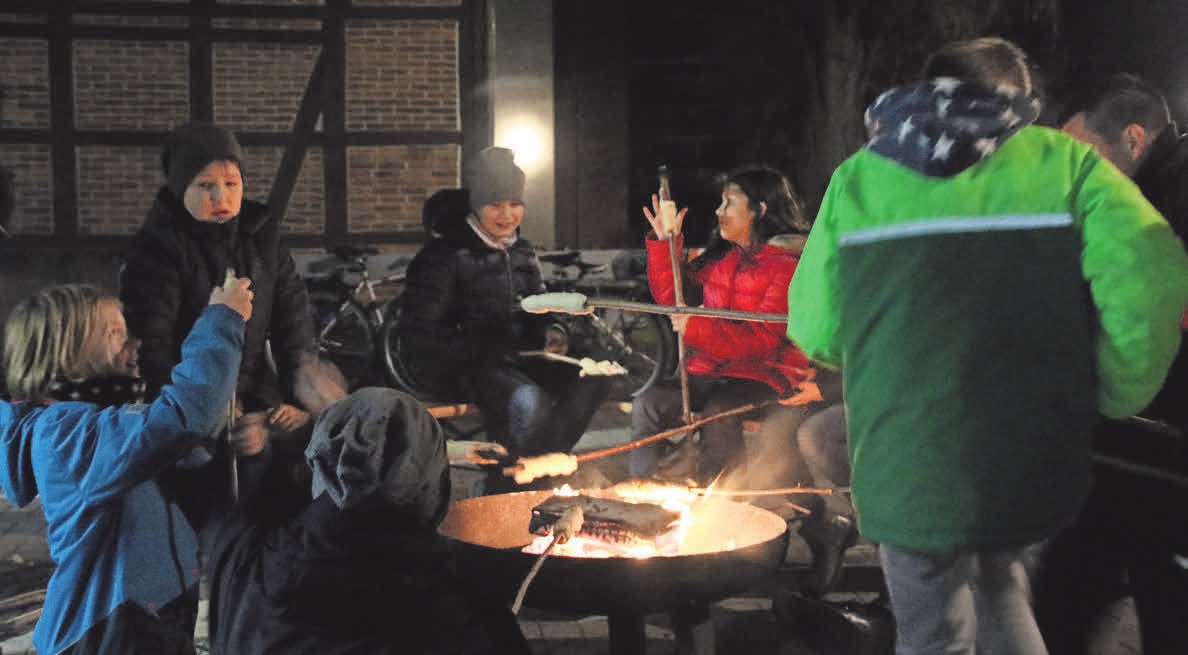An den Feuerkörben können kleine und große Besucher verweilen und sich wärmen. Kerzen verleihen dem Ganzen zusätzlich eine besondere Stimmung An den Feuerkörben können kleine und große Besucher verweilen und sich wärmen. Kerzen verleihen dem Ganzen zusätzlich eine besondere Stimmung
