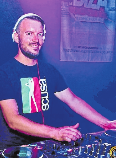 Christian Reimann, alias DJ ChrisR, bildet den Auftakt des zweiten statt-Strand Wochenendes in Ostheim vor der Rhön. FOTO: SL FOTOGRAFIE Christian Reimann, alias DJ ChrisR, bildet den Auftakt des zweiten statt-Strand Wochenendes in Ostheim vor der Rhön. FOTO: SL FOTOGRAFIE