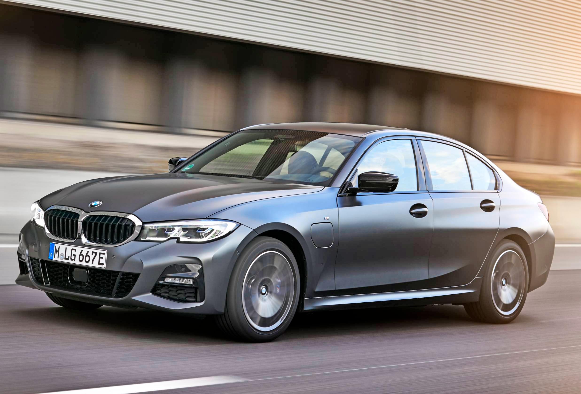 Der Plug-in-Hybrid 330e kommt auf 292 PS Systemleistung und soll bis zu 40 Kilometer weit rein elektrisch fahren können. Der Plug-in-Hybrid 330e kommt auf 292 PS Systemleistung und soll bis zu 40 Kilometer weit rein elektrisch fahren können.