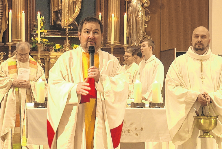 Pfarrer Michael Erhart hielt den Gottesdienst zur Wiedereröffnung der Pfarrkirche St. Nikolaus in Sand. Pfarrer Michael Erhart hielt den Gottesdienst zur Wiedereröffnung der Pfarrkirche St. Nikolaus in Sand.