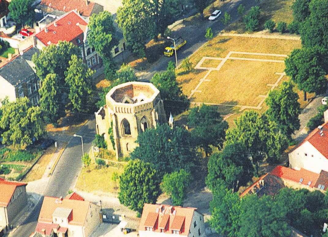 Seltener historischer Einblick: So sah die Kirche auf dem Neuendorfer Anger aus, bevor im Jahre 2002 der neue Dachstuhl aufgesetzt wurde. FOTO: HENSEKE/KUBIZIEL Seltener historischer Einblick: So sah die Kirche auf dem Neuendorfer Anger aus, bevor im Jahre 2002 der neue Dachstuhl aufgesetzt wurde. FOTO: HENSEKE/KUBIZIEL