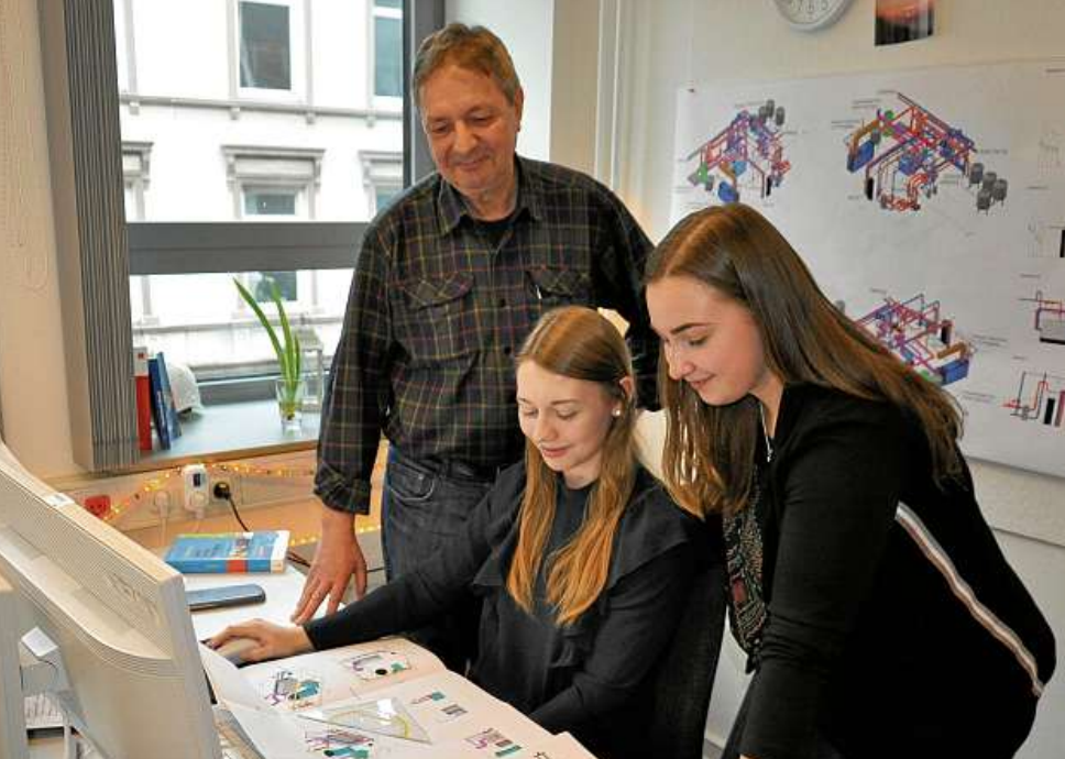 Jörg Kleinert, Fachausbilder Technischer Systemplaner, mit den Auszubildenden Leefke Malin Harms, 2. Lehrjahr, und Laura Maria Haas, 1. Lehrjahr (v.li.n.re.). FOTO: FSCH Jörg Kleinert, Fachausbilder Technischer Systemplaner, mit den Auszubildenden Leefke Malin Harms, 2. Lehrjahr, und Laura Maria Haas, 1. Lehrjahr (v.li.n.re.). FOTO: FSCH