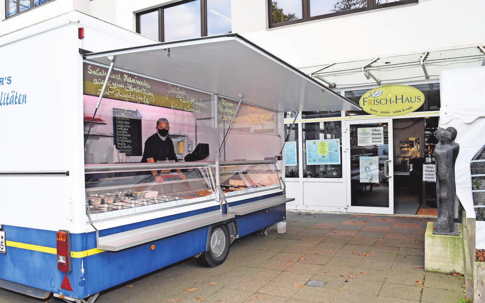 Vor dem Fischbistro steht seit dieser Woche der Wagen, aus dem Timm Schaller frischen Fisch verkauft. Fotos: Bode Vor dem Fischbistro steht seit dieser Woche der Wagen, aus dem Timm Schaller frischen Fisch verkauft. Fotos: Bode