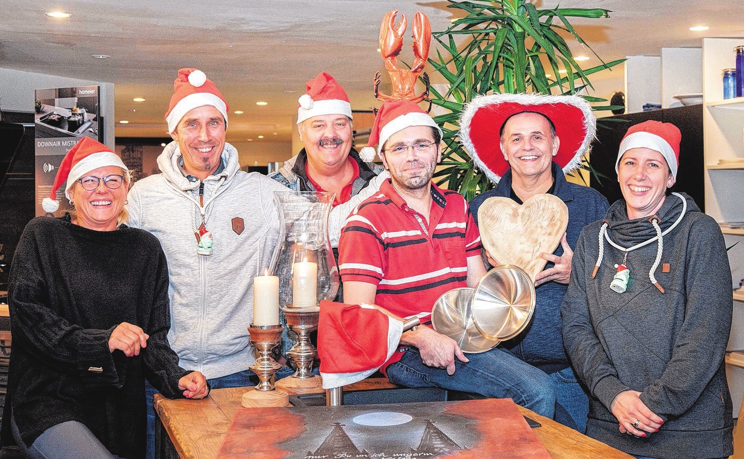 Freuen sich auf viele Besucher bei der Weihnachtsverlosung (v.l.): IG-Chefin Sybille Schmitz, IG-Vize-Vorsitzender und Moderator Frank Tacke, Beirats-Mitglied Ingo Henseler, Marcel Dunkelberg und Christopher Ankerstein vom Werbeausschuss sowie Schriftführerin Katrin Vierck. Foto: König Freuen sich auf viele Besucher bei der Weihnachtsverlosung (v.l.): IG-Chefin Sybille Schmitz, IG-Vize-Vorsitzender und Moderator Frank Tacke, Beirats-Mitglied Ingo Henseler, Marcel Dunkelberg und Christopher Ankerstein vom Werbeausschuss sowie Schriftführerin Katrin Vierck. Foto: König