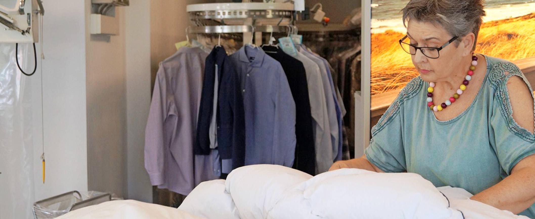 Vor allem natürliche Materialien wie Daunen und Federn reagieren besonders empfindlich auf Schweiß, Staub oder Milbenkot. Verschwitzte Daunen und Federn verkleben, Betten und Kissen werden schwer und ungemütlich. Foto: DTV Vor allem natürliche Materialien wie Daunen und Federn reagieren besonders empfindlich auf Schweiß, Staub oder Milbenkot. Verschwitzte Daunen und Federn verkleben, Betten und Kissen werden schwer und ungemütlich. Foto: DTV