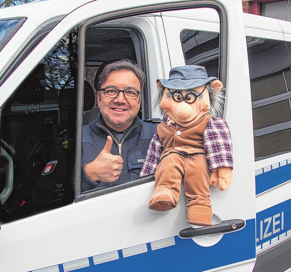 Herr Maschke kämpft sich durch den Straßenverkehr. Oberkommissar Jörg Naused haucht der Puppe Leben ein Foto: Umsorgt wohnen