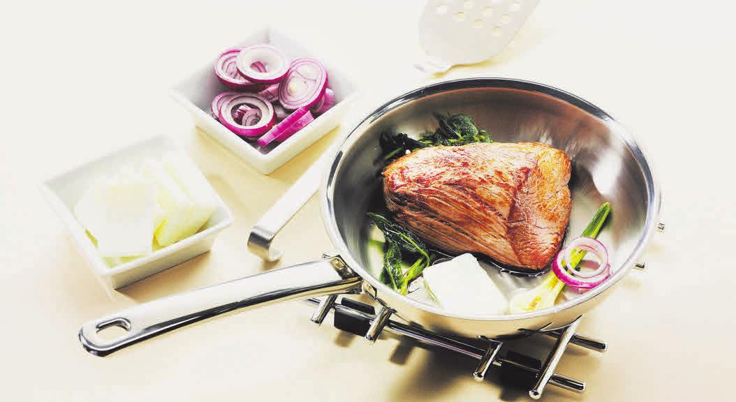 Da Schmalz im Gegensatz zu vielen anderen Fetten sehr hitzestabil ist, eignet es sich gut zum Braten von Fleisch. Foto: djd/LARU GmbH/Christian Schuster Da Schmalz im Gegensatz zu vielen anderen Fetten sehr hitzestabil ist, eignet es sich gut zum Braten von Fleisch. Foto: djd/LARU GmbH/Christian Schuster