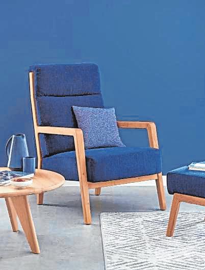 Tiefes Blau liegt aktuell im Trend. BILD: DJD/SCHÖNER WOHNEN-FARBE Tiefes Blau liegt aktuell im Trend. BILD: DJD/SCHÖNER WOHNEN-FARBE