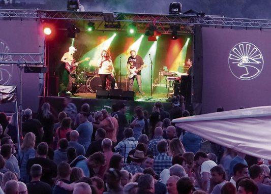 Musik und Party für eine Gemeindehalle Image 2 Musik und Party für eine Gemeindehalle Image 2