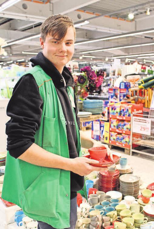 Lukas Buse, 2. Lehrjahr, Abteilung Glas, Porzellan, Haushaltswaren. Lukas Buse, 2. Lehrjahr, Abteilung Glas, Porzellan, Haushaltswaren.