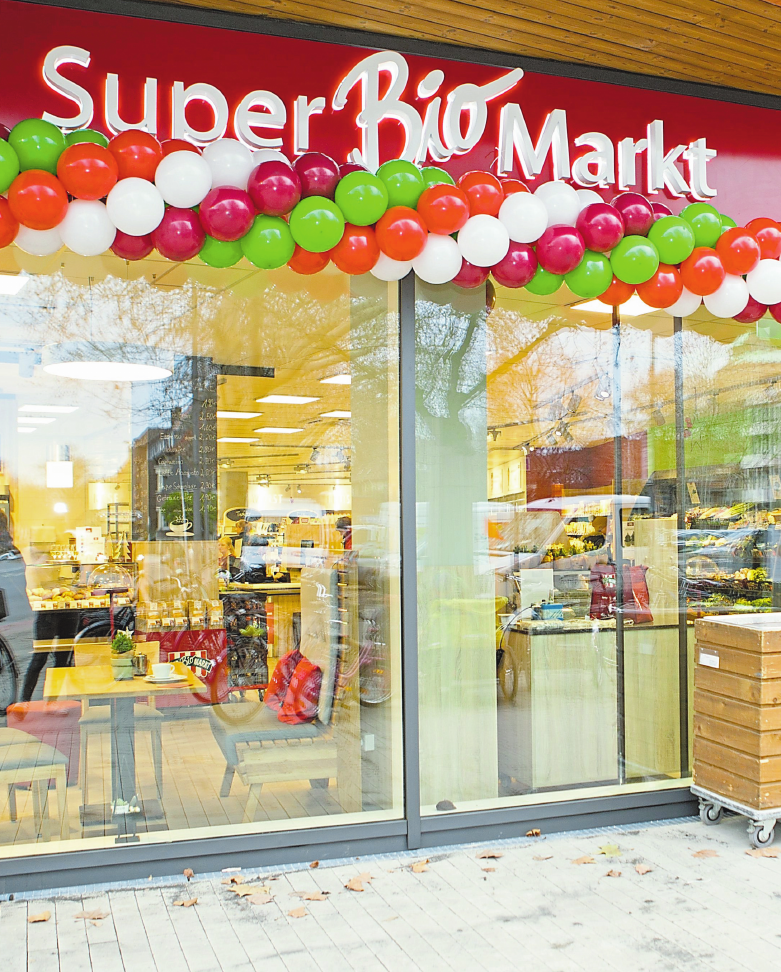 Kaum eröffnet lockt der SuperBioMarkt bereits einige Besucher an – verschiedene Aktionen stehen dafür bereit. Foto: SuperBioMarkt Kaum eröffnet lockt der SuperBioMarkt bereits einige Besucher an – verschiedene Aktionen stehen dafür bereit. Foto: SuperBioMarkt