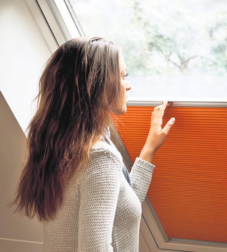 Wabenplissees mit isolierenden Luftkammern sorgen dafür, dass Wärme nicht verloren geht. Foto: djd/Velux Wabenplissees mit isolierenden Luftkammern sorgen dafür, dass Wärme nicht verloren geht. Foto: djd/Velux