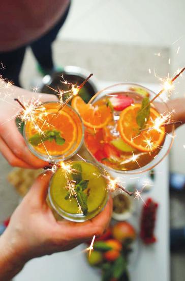 Festliche Stimmung lässt sich zu Hause mit selbst gemixten Cocktails schaffen, Wunderkerzen sorgen zusätzlich für funkelnde Effekte Foto: djd/BSI/Getty Images/Ivan-balvan