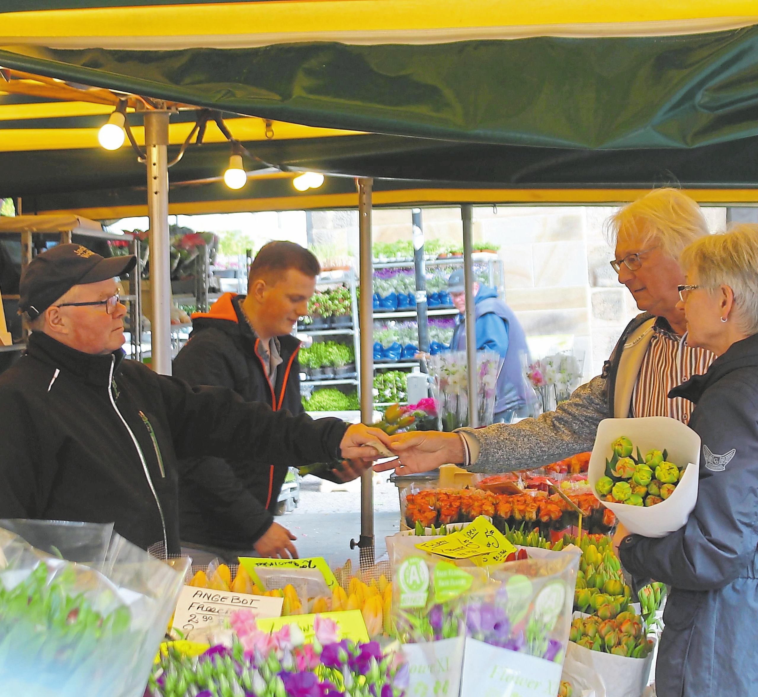Der holländische Blumenhändler vom Wochenmarkt macht beim Lengericher Lenz in der Innenstadt Station. Foto: Mareike Stratmann Der holländische Blumenhändler vom Wochenmarkt macht beim Lengericher Lenz in der Innenstadt Station. Foto: Mareike Stratmann
