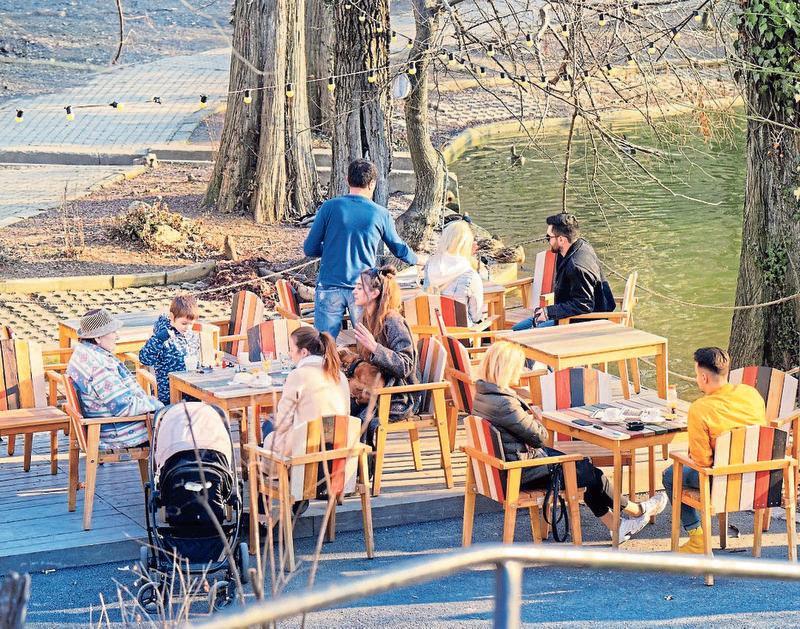 Lange mussten die Gastronomiebetriebe ihre Türen geschlossen halten. Jetzt dürfen sie im Außenbereich wieder Gäste empfangen. Lange mussten die Gastronomiebetriebe ihre Türen geschlossen halten. Jetzt dürfen sie im Außenbereich wieder Gäste empfangen.