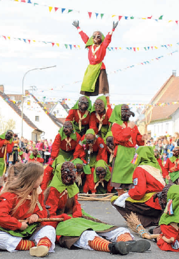 Ein kleiner Auszug zur Hausfasnet in Hundersingen: Samstag, 22. Februar, um 20 Uhr ist der Fasnetball in der Halle. Am Sonntag, 23. Februar sind die Narren beim Umzug in Hohentengen und am Montag, 24. Februar ist der traditionelle Dorfumzug in Hundersingen. Beginn ist um 13.30 Uhr und alle sind herzlich eingeladen, dem närrischen Treiben beizuwohnen. FOTO: NICOLE FRICK Ein kleiner Auszug zur Hausfasnet in Hundersingen: Samstag, 22. Februar, um 20 Uhr ist der Fasnetball in der Halle. Am Sonntag, 23. Februar sind die Narren beim Umzug in Hohentengen und am Montag, 24. Februar ist der traditionelle Dorfumzug in Hundersingen. Beginn ist um 13.30 Uhr und alle sind herzlich eingeladen, dem närrischen Treiben beizuwohnen. FOTO: NICOLE FRICK