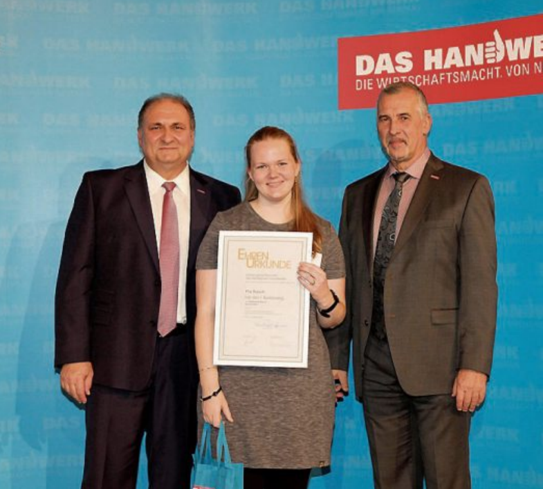 Pia Rasch, Deutschlands beste Buchbinderin, hat ihr Handwerk im Meisterbetrieb Matthias Raum in Römerstein gelernt. Pia Rasch, Deutschlands beste Buchbinderin, hat ihr Handwerk im Meisterbetrieb Matthias Raum in Römerstein gelernt.