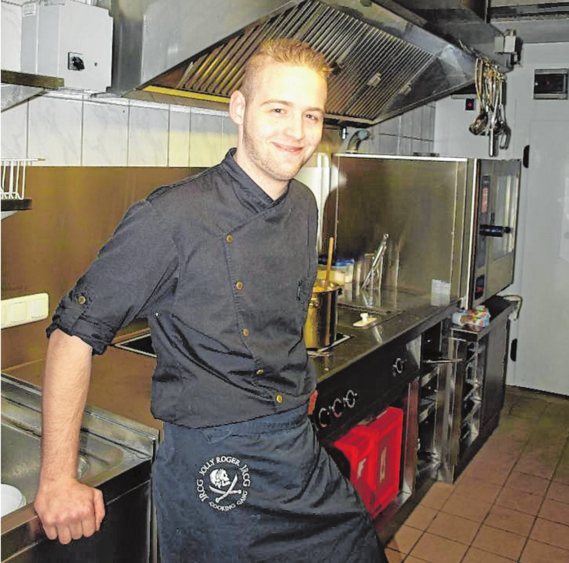 Lukas Rönninger hat sein Handwerk bei Spitzenköchen gelernt und setzt die Kenntnisse im 99er Kulinarium um. FOTO: CARMEN LECHNER Lukas Rönninger hat sein Handwerk bei Spitzenköchen gelernt und setzt die Kenntnisse im 99er Kulinarium um. FOTO: CARMEN LECHNER
