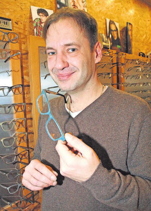 René Ehrmann bietet zum Beispiel Brillen aus dem natürlichen Werkstoff Holz – allergiefrei und mit der besonderen optischen Note. René Ehrmann bietet zum Beispiel Brillen aus dem natürlichen Werkstoff Holz – allergiefrei und mit der besonderen optischen Note.