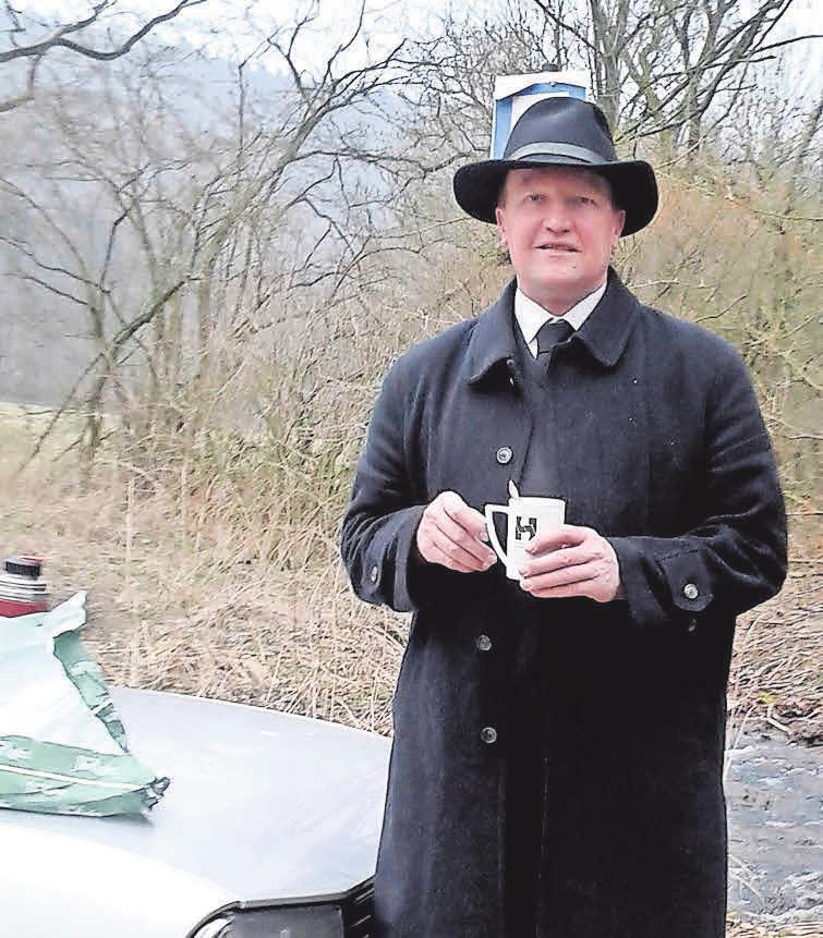 Auch so kennt man ihn: Gerhard Fischer in schwarz unterwegs als Bestatter nach einer Trauerfeier. Auch so kennt man ihn: Gerhard Fischer in schwarz unterwegs als Bestatter nach einer Trauerfeier.