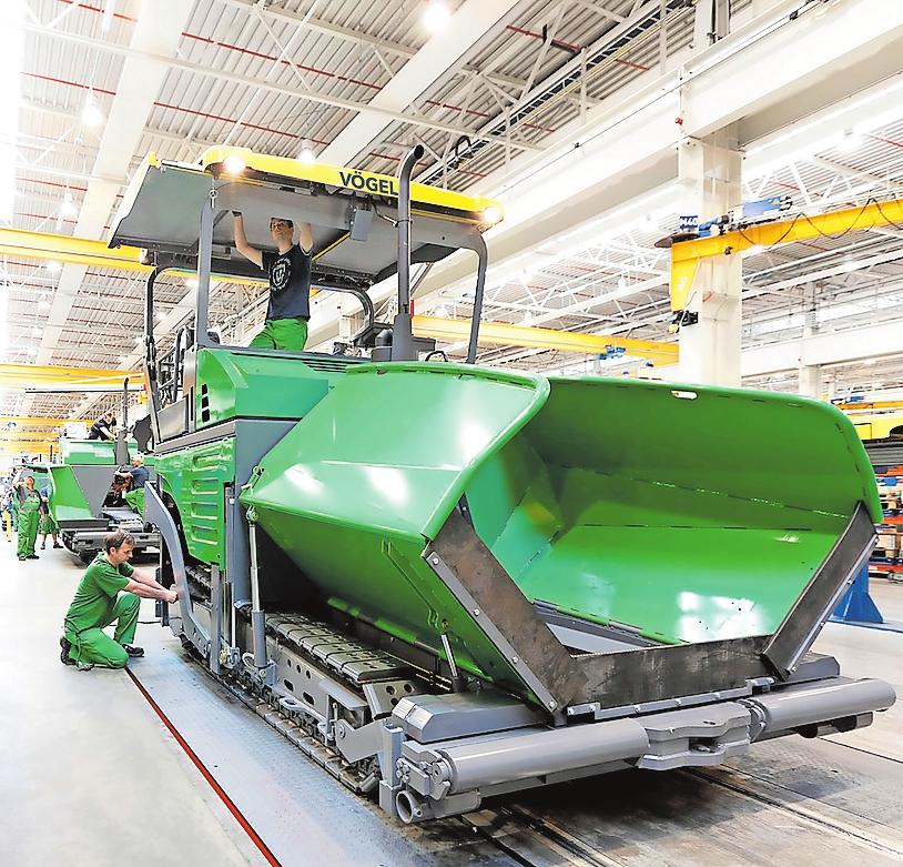 Die Produktion läuft ... im modernsten Fertigerwerk der Welt. FOTO: VÖGELE/FRE Die Produktion läuft ... im modernsten Fertigerwerk der Welt. FOTO: VÖGELE/FRE
