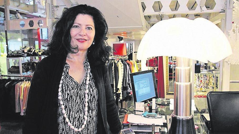 Erika Bruderer freut sich über modebewusste Kundinnen. Bild: PD Erika Bruderer freut sich über modebewusste Kundinnen. Bild: PD