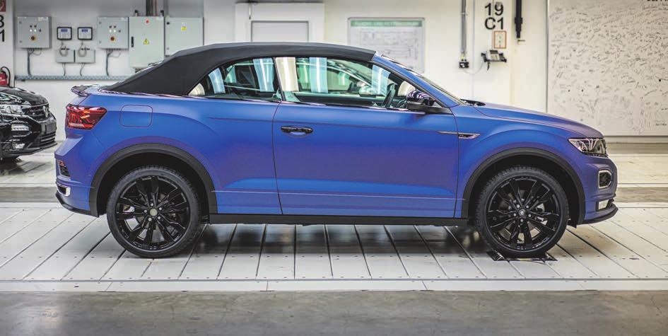 VERBRAUCHSANGABEN T-Roc Cabrio: Kraftstoffverbrauch l/100 km: innerorts: 7,2, außerorts: 5,1, kombiniert: 5,9; CO2-Emissionen kombiniert: 134 g/km, CO2-Effizienzklasse: B VERBRAUCHSANGABEN T-Roc Cabrio: Kraftstoffverbrauch l/100 km: innerorts: 7,2, außerorts: 5,1, kombiniert: 5,9; CO2-Emissionen kombiniert: 134 g/km, CO2-Effizienzklasse: B