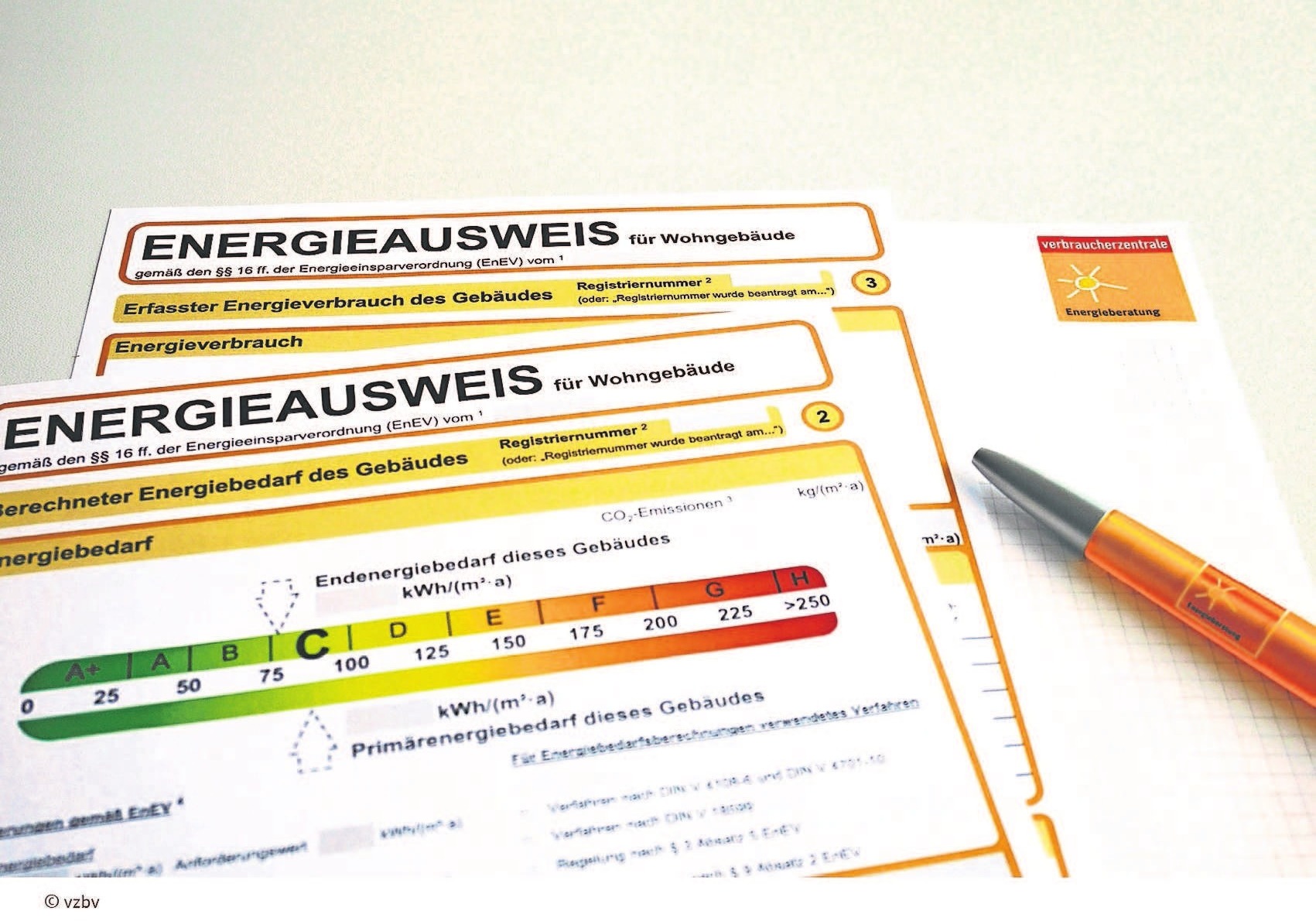Energieausweise sind in der Regel zehn Jahre gültig. Das Fachhandwerk und die Klimaschutzmanager im Landratsamt Hof sowie die Energieberater beraten gern zu diesem Thema. Foto: vbz/akz-d Energieausweise sind in der Regel zehn Jahre gültig. Das Fachhandwerk und die Klimaschutzmanager im Landratsamt Hof sowie die Energieberater beraten gern zu diesem Thema. Foto: vbz/akz-d