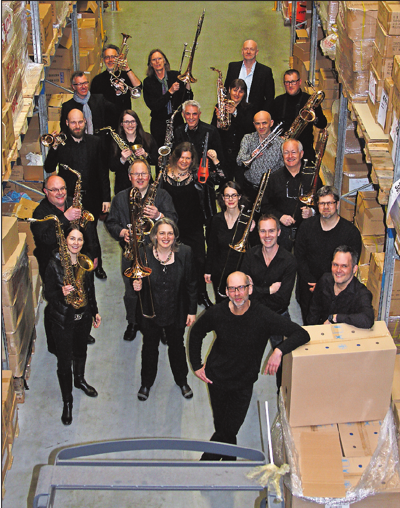 Tritt an ungewöhnlichen Orten auf: die Bigband des Regierungspräsidiums Karlsruhe. FOTO: KULTURFORUM/FREI Tritt an ungewöhnlichen Orten auf: die Bigband des Regierungspräsidiums Karlsruhe. FOTO: KULTURFORUM/FREI