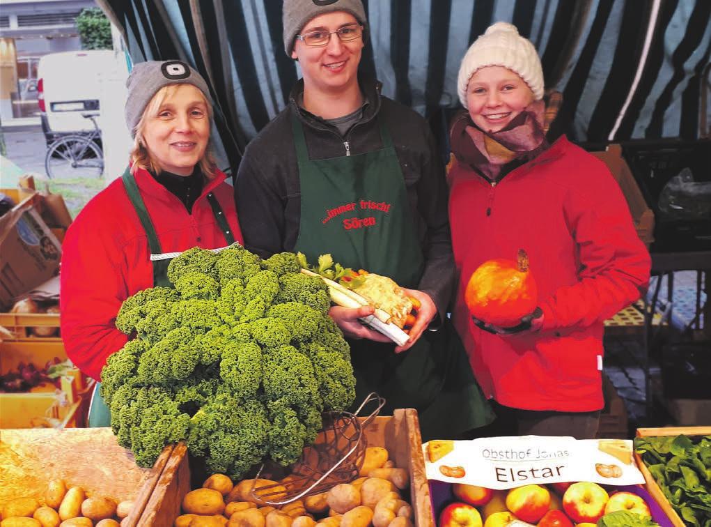 Ina Eggers, seit 30 Jahren auf dem Ahrensburger Wochenmarkt, verkauft mit ihren Kindern Sören und Franziska Obst und Gemüse Fotos: jae 