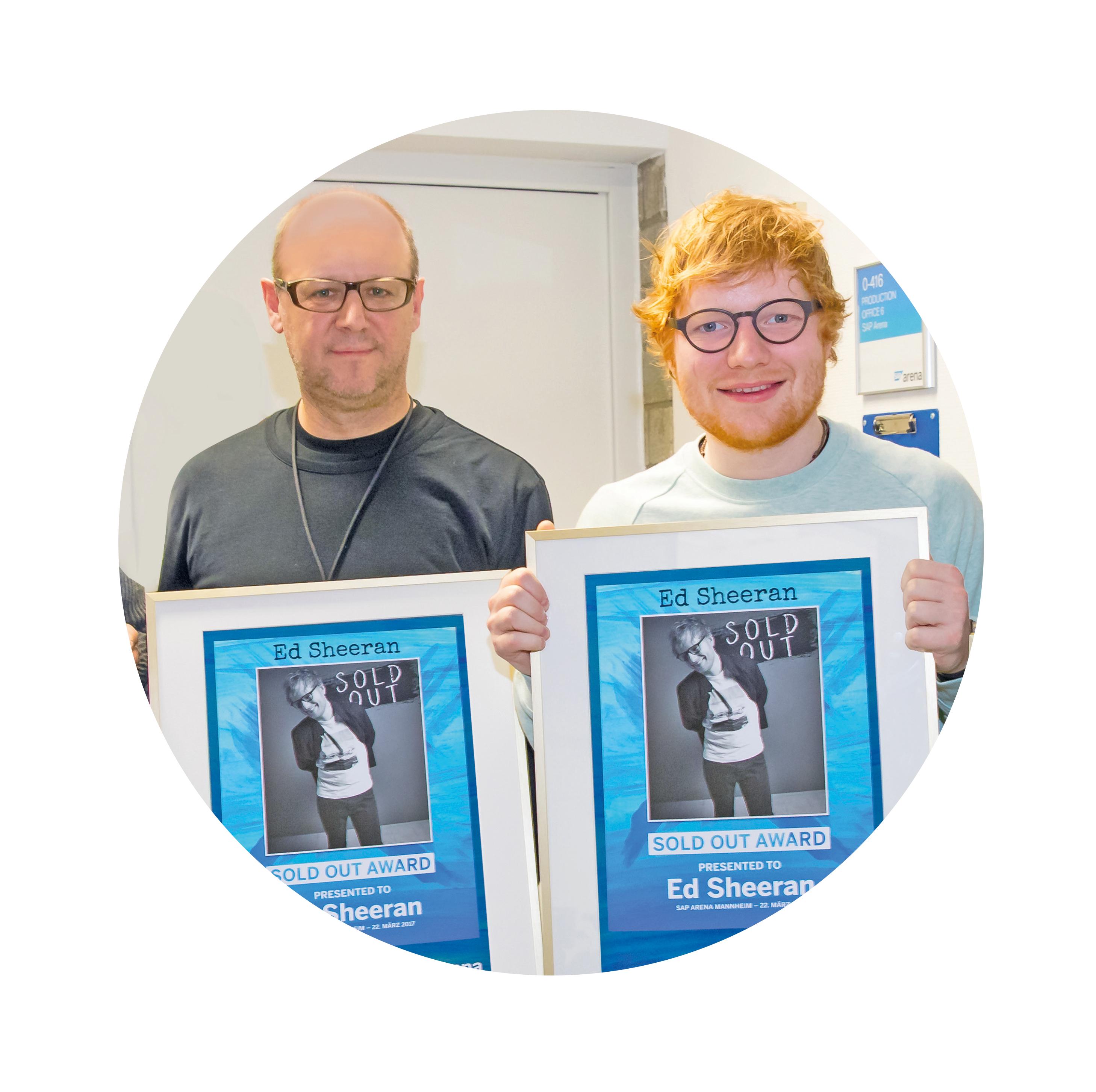 Matthias Mantel (l.) und Ed Sheeran 2017 mit dem Ausverkauft-Award der SAP Arena. BILD: SAP ARENA Matthias Mantel (l.) und Ed Sheeran 2017 mit dem Ausverkauft-Award der SAP Arena. BILD: SAP ARENA