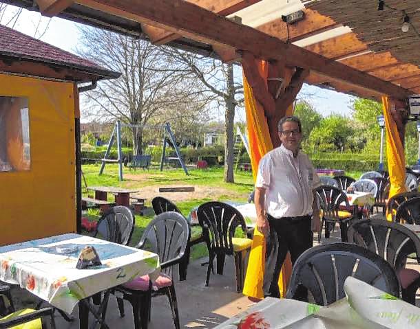 Manuel Bastos begrüßt seine Gäste in seinem spanischen Restaurant im Kleingärtnerverein. Bild: Bastos Manuel Bastos begrüßt seine Gäste in seinem spanischen Restaurant im Kleingärtnerverein. Bild: Bastos