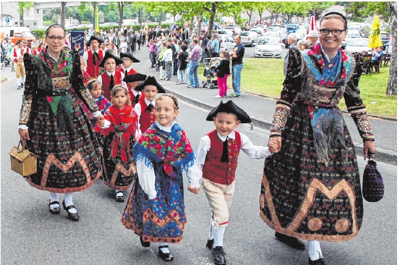 Die Kleinen tragen die Tracht mit Begeisterung und sind immer gerne bei den Festzügen dabei. Die Kleinen tragen die Tracht mit Begeisterung und sind immer gerne bei den Festzügen dabei.
