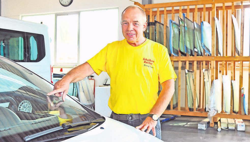 Schnelle Hilfe bei Steinschlag und Co.: Ludwig Gunkel wechselt innerhalb von 24 Stunden Autoscheiben aus. Schnelle Hilfe bei Steinschlag und Co.: Ludwig Gunkel wechselt innerhalb von 24 Stunden Autoscheiben aus.