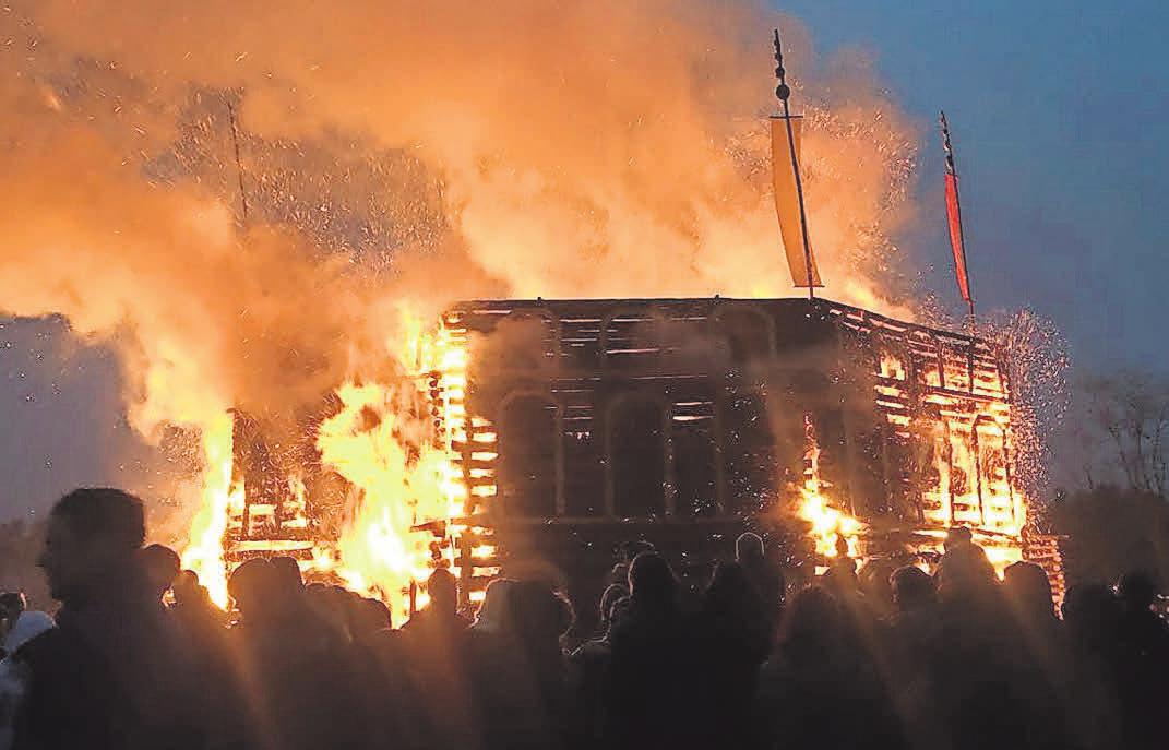 In Trechwitz werden mit die imposantesten Osterfeuer entfacht. Vergangenes Jahr brannte das Kolosseum. FOTO: JULIAN STÄHLE In Trechwitz werden mit die imposantesten Osterfeuer entfacht. Vergangenes Jahr brannte das Kolosseum. FOTO: JULIAN STÄHLE