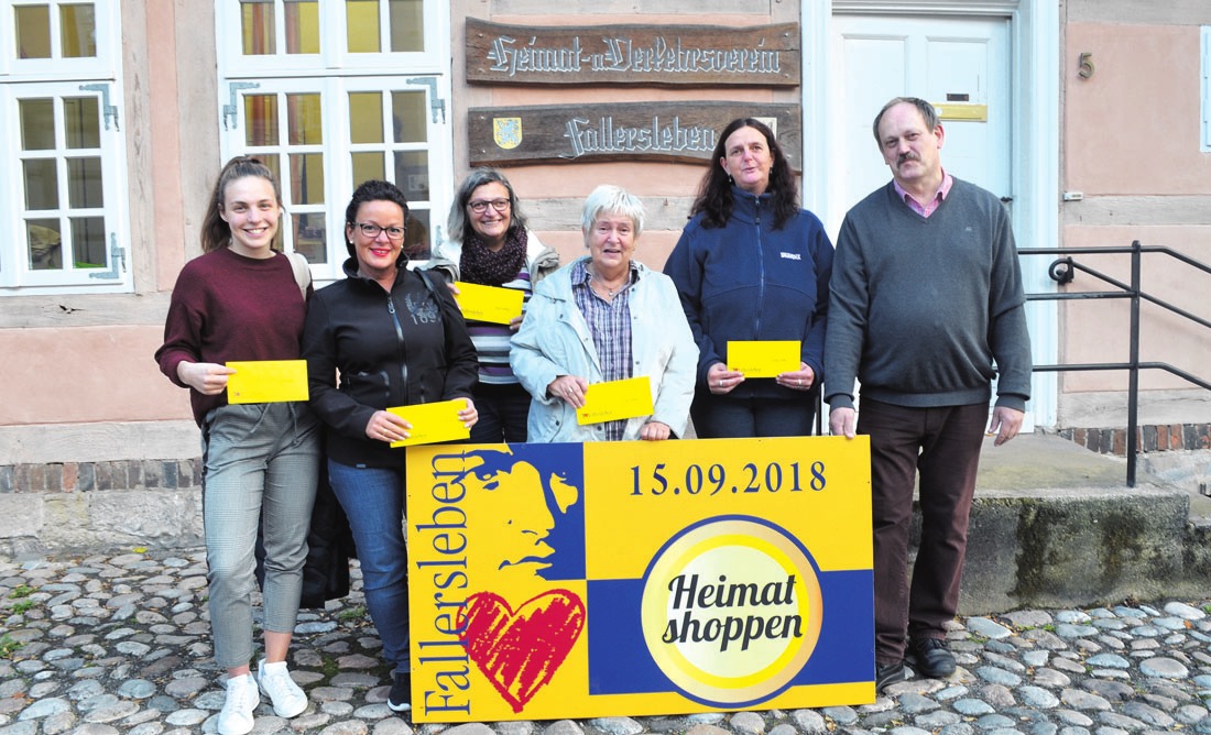 Otto Saucke (rechts) überreichte Julia Matheis, Anja Barnschee, Brigitte Detlefsen, Heidi Powölk und Michaela Rother (v. l.) die Gewinne der Aktion „Heimatshoppen“. Otto Saucke (rechts) überreichte Julia Matheis, Anja Barnschee, Brigitte Detlefsen, Heidi Powölk und Michaela Rother (v. l.) die Gewinne der Aktion „Heimatshoppen“.