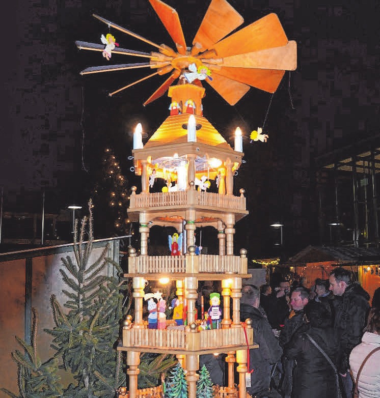 Die Weihnachtspyramide. Die Weihnachtspyramide.